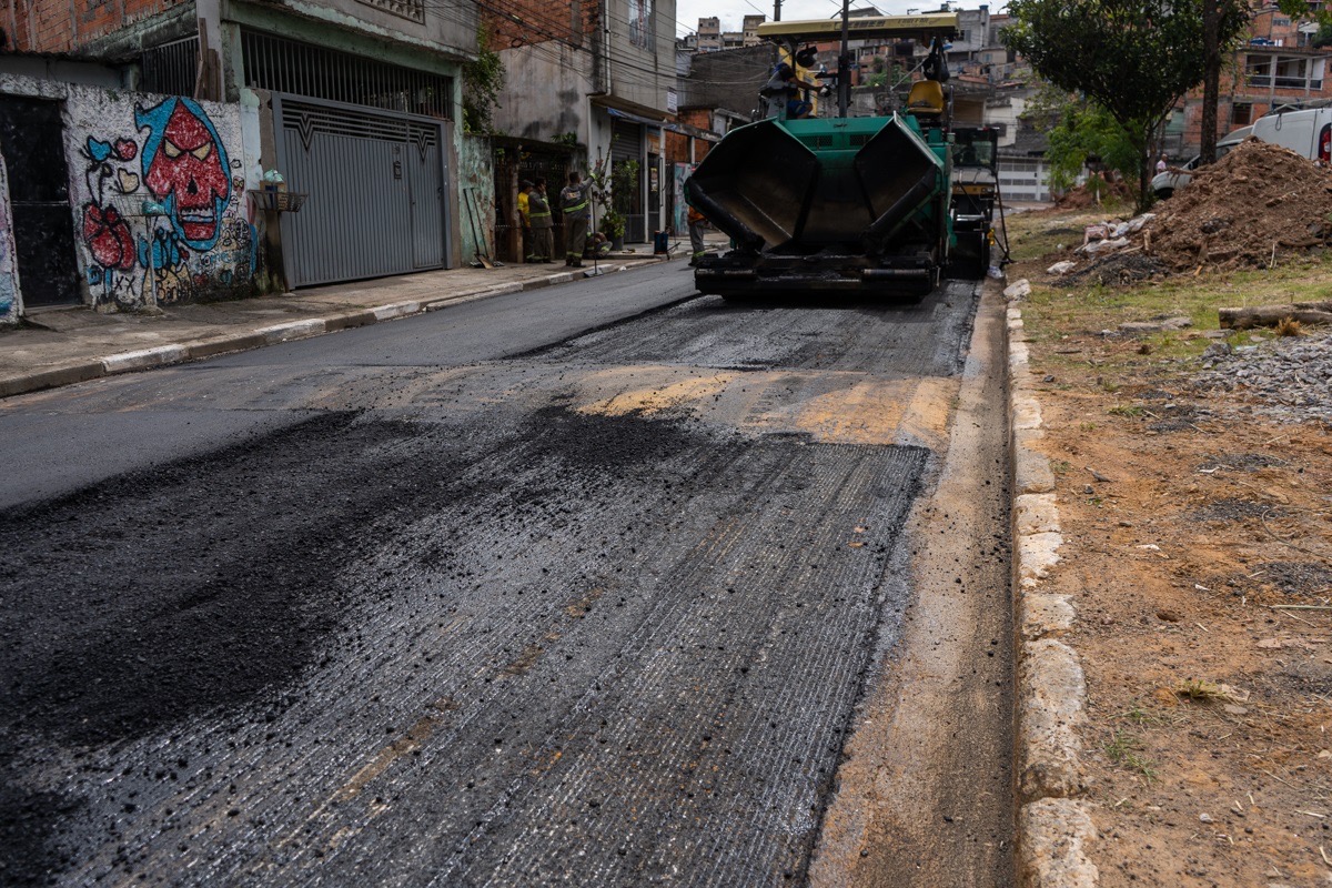 Rua Siderópolis no Leme em Taboão da Serra recebe asfalto novo