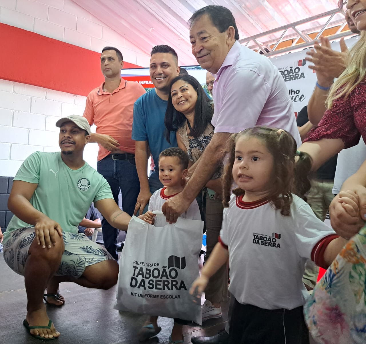 Taboão da Serra segue entregando kits de uniformes escolares para alunos