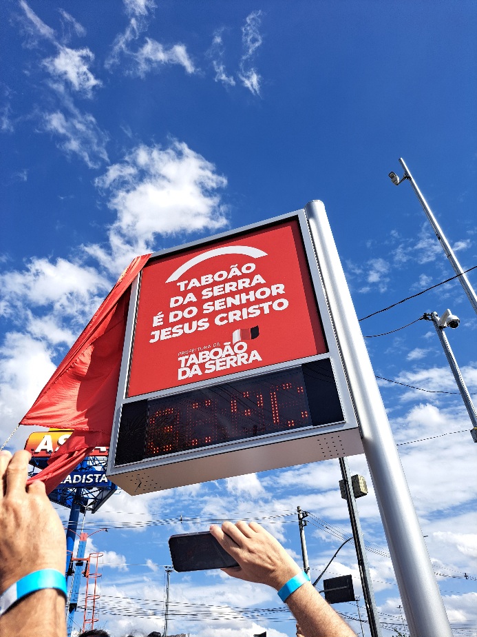 Sábado é marcado pela entrega de totem no Largo do Taboão e milhares de fiéis na Marcha para Jesus