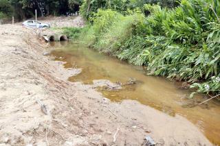 Prefeitura executa desassoreamento do córrego do Jardim Branca Flor