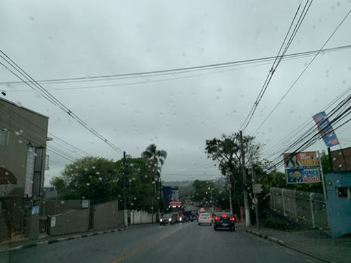 Nova frente fria traz mais chuva, dias gelados e cinzentos