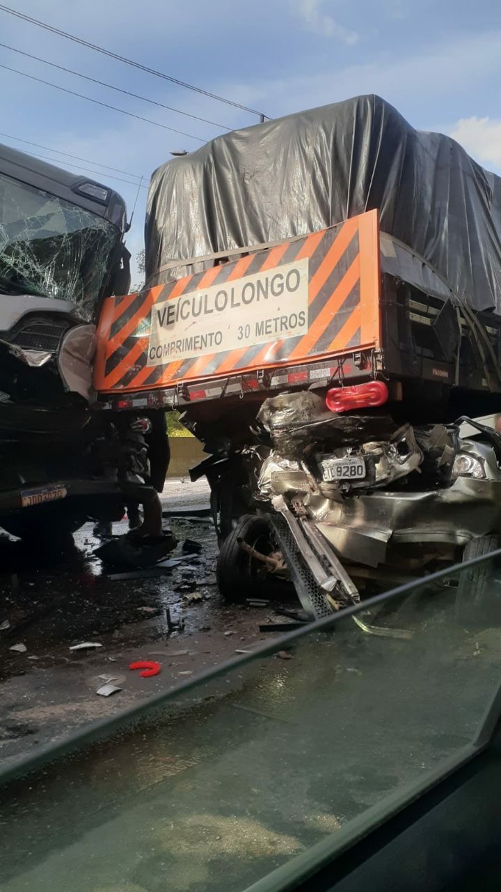 Quatro pessoas morrem em grave acidente entre carretas e carro na Régis Bittencourt 