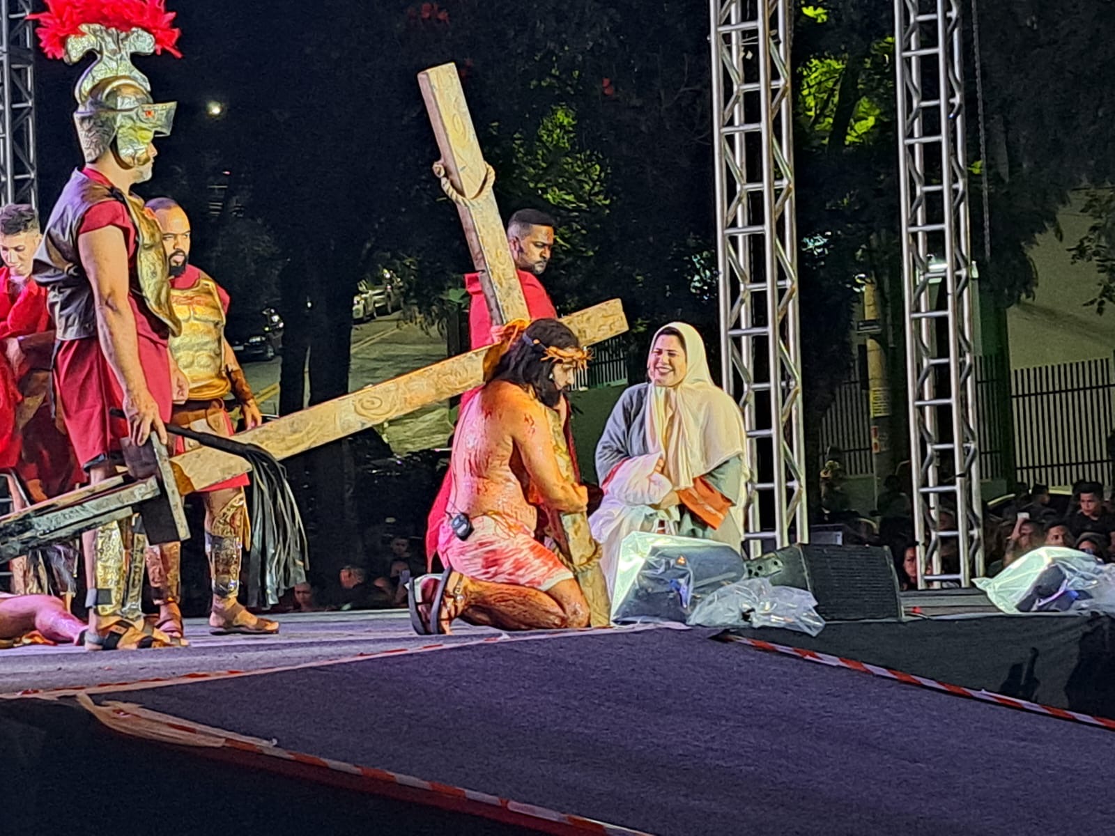 65ª encenação da Paixão de Cristo impacta e emociona milhares de moradores em Taboão da Serra