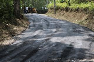 Estrada Benedito Pereira de Borba, no Potuverá, recebe recapeamento e limpeza