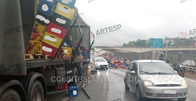 Caminhão carregado com cerveja tomba e interdita alça de acesso do Rodoanel, em Embu das Artes