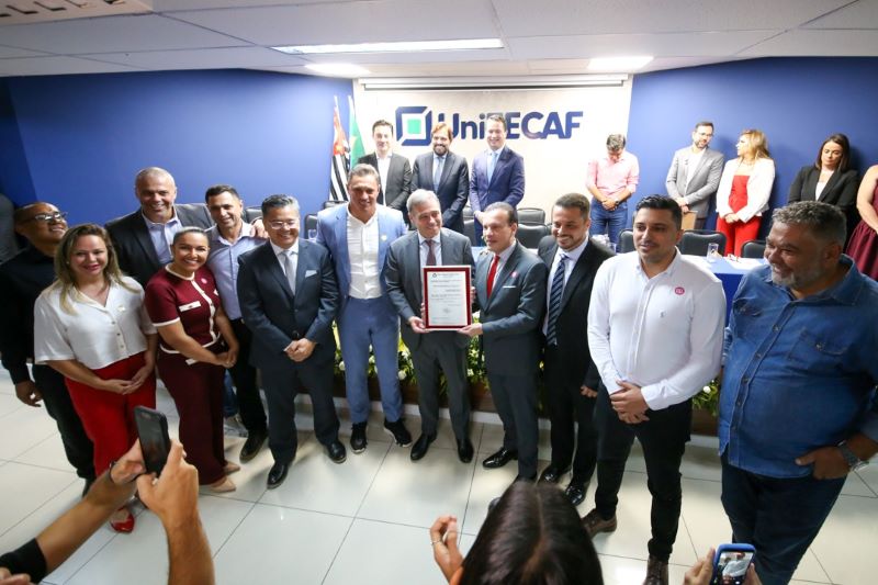 Vereadores entregam “Título de Cidadão Taboanense” ao ministro do STF André Mendonça