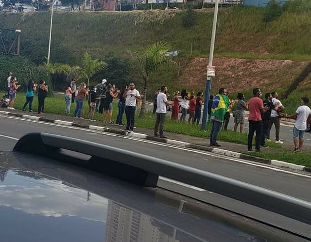 Grupo de pessoas canta louvores aos pacientes internados na UPA de Taboão