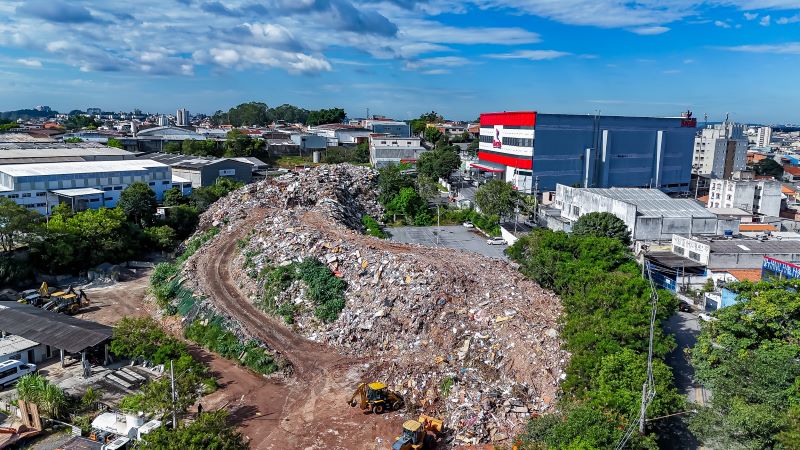 Prefeitura de Taboão da Serra inicia remoção de entulho acumulado na Usina