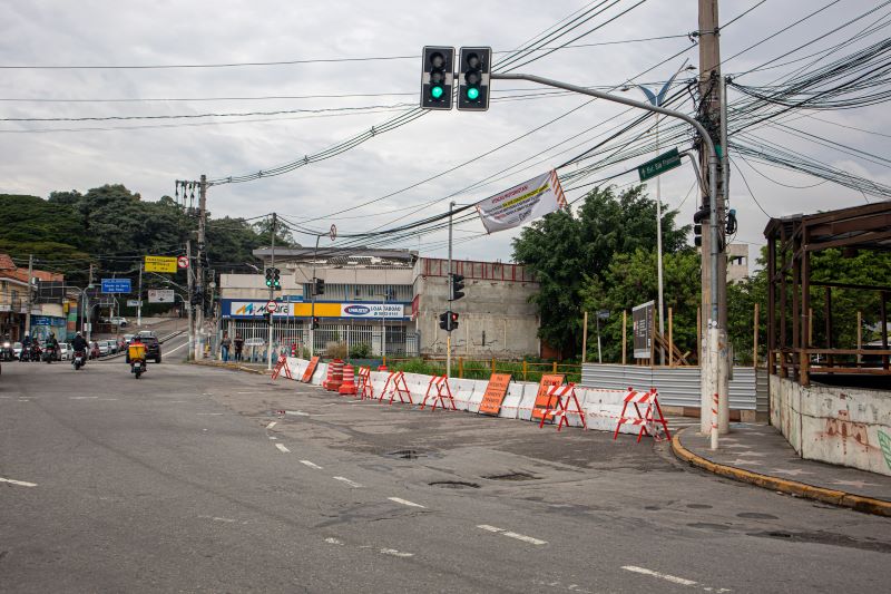 Rua José Carlos de Macedo Soares é interditada para obras no Córrego Pirajuçara