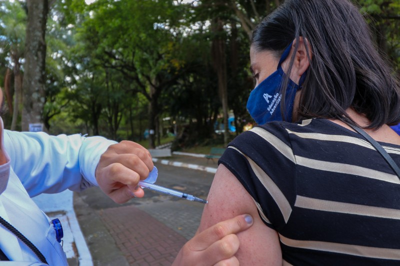 Taboão vacina 1.150 profissionais da Educação Básica em 1° dia de ação no Parque das Hortênsias