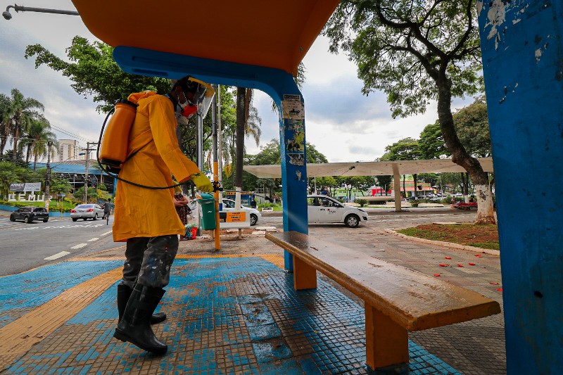 Ações de desinfecção para conter a Covid-19 são realizadas pela Prefeitura de Taboão