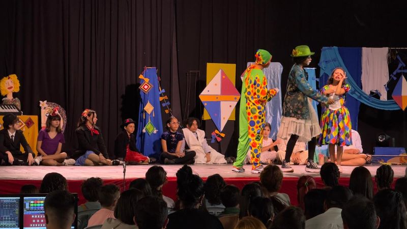 Turmas de teatro da Escola Municipal de Artes apresentam Mary Poppins em espetáculo de fim de ano