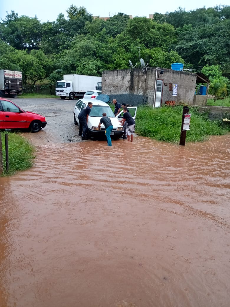 Ruas do Parque Pinheiros ficam embaixo d'água e casas são inundadas