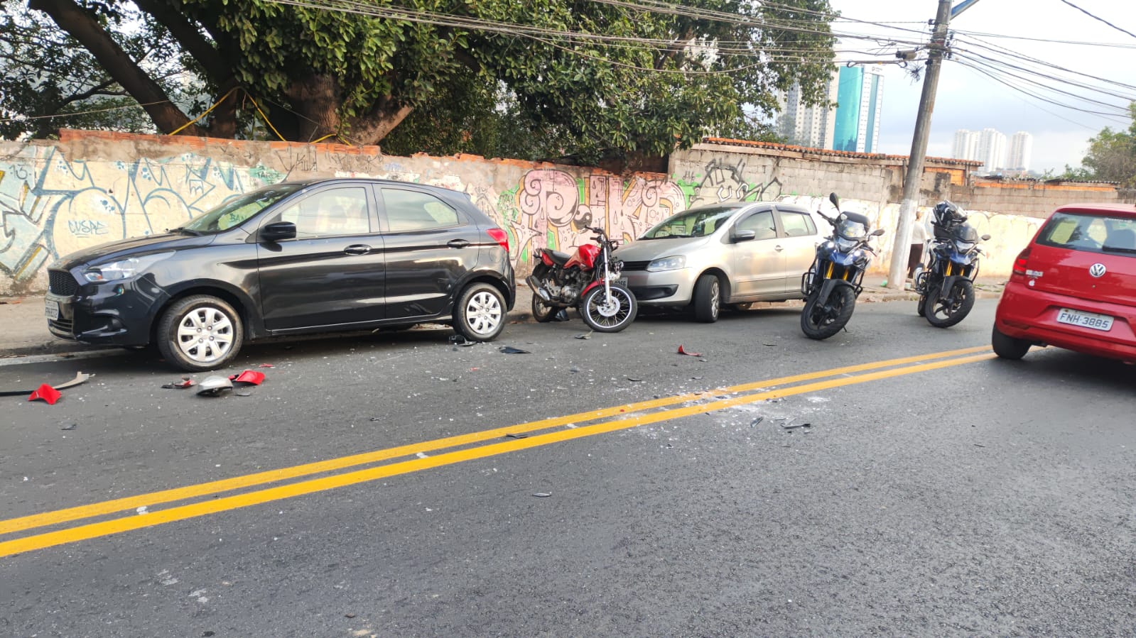 Moto com placa clonada, arma e roubo: prisão em flagrante em Taboão