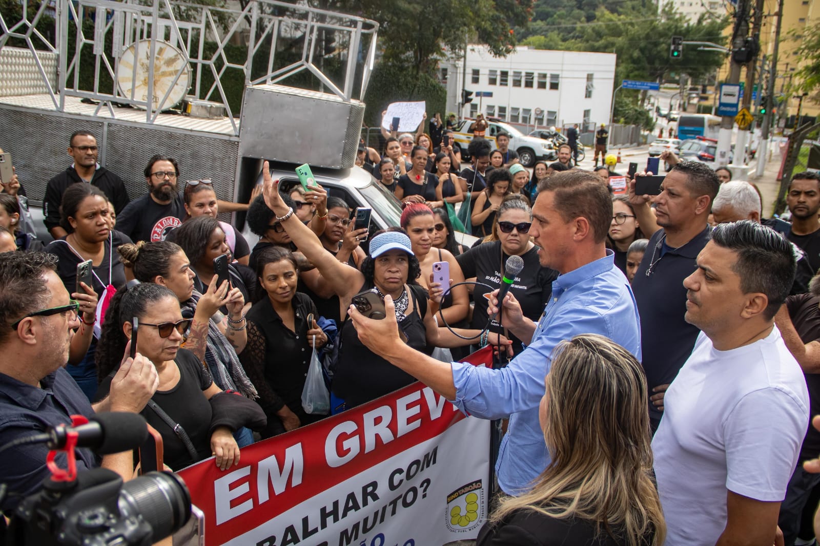 Prefeito Engenheiro Daniel corrige defasagem salarial dos servidores da Prefeitura de Taboão