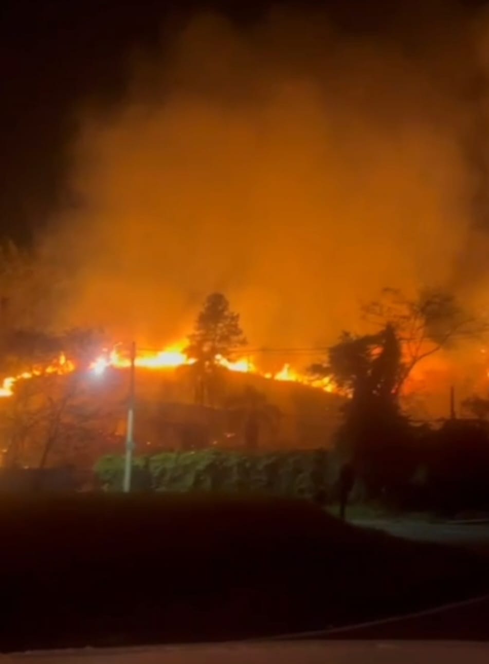 Incêndio de grandes proporções atinge área verde e assusta moradores em Itapecerica da Serra