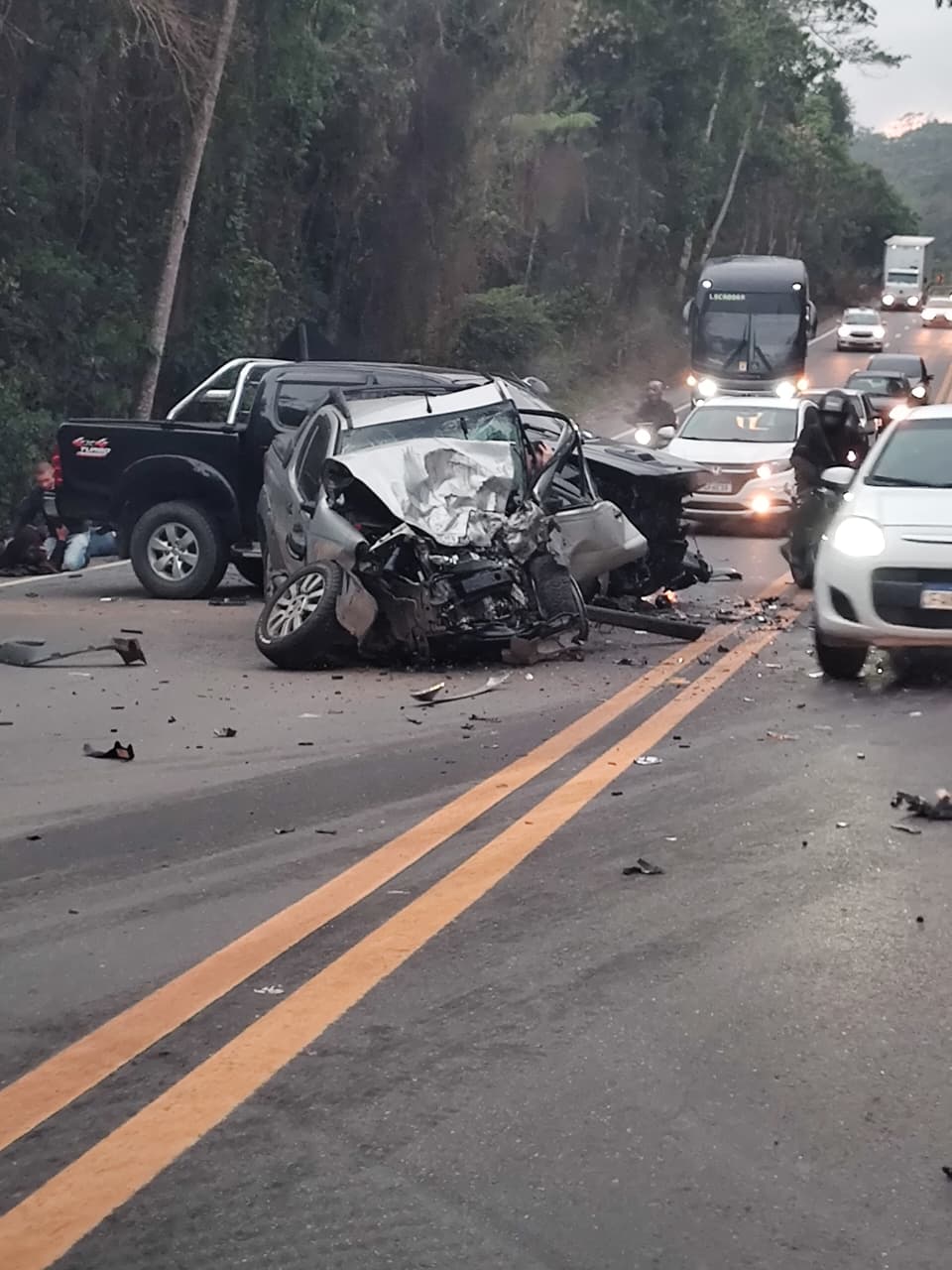 Grave acidente deixa três vítimas na Estrada Rogter Bento Domingues, em Embu-Guaçu