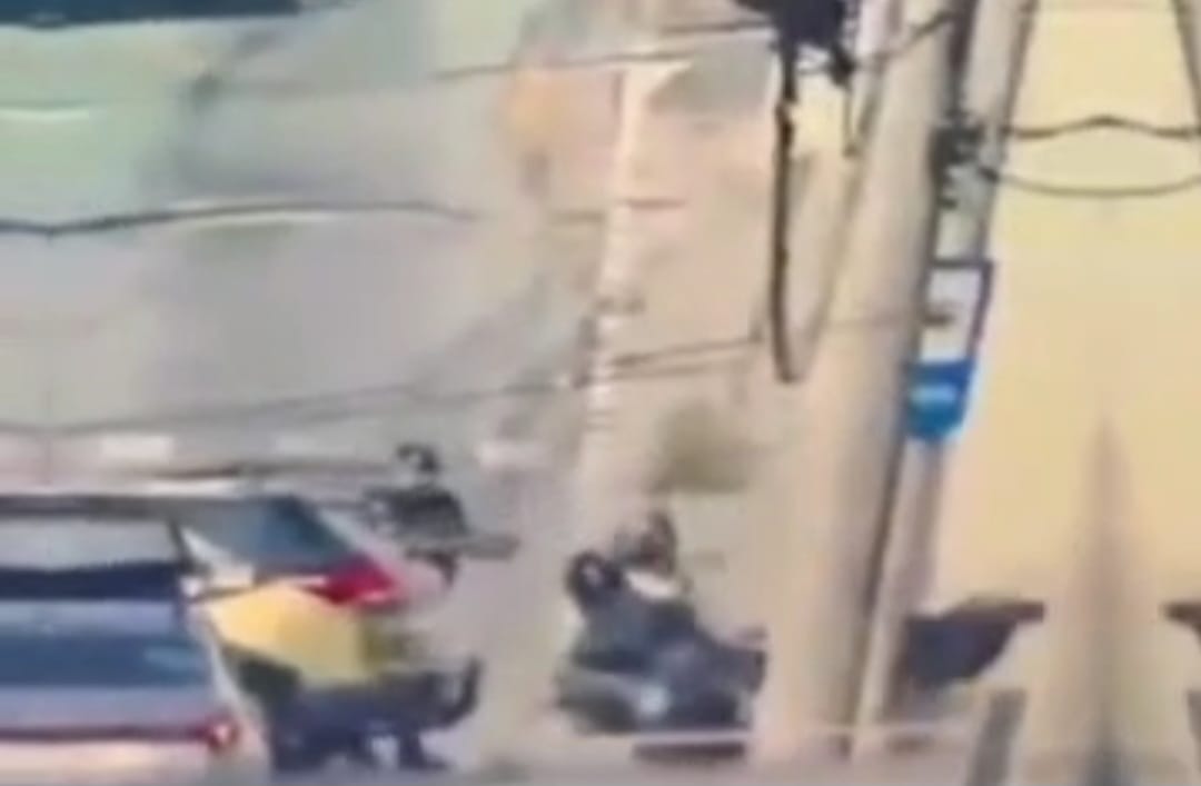 GCM é atropelado durante abordagem na Rua Maria Catarina Comino, em Taboão da Serra