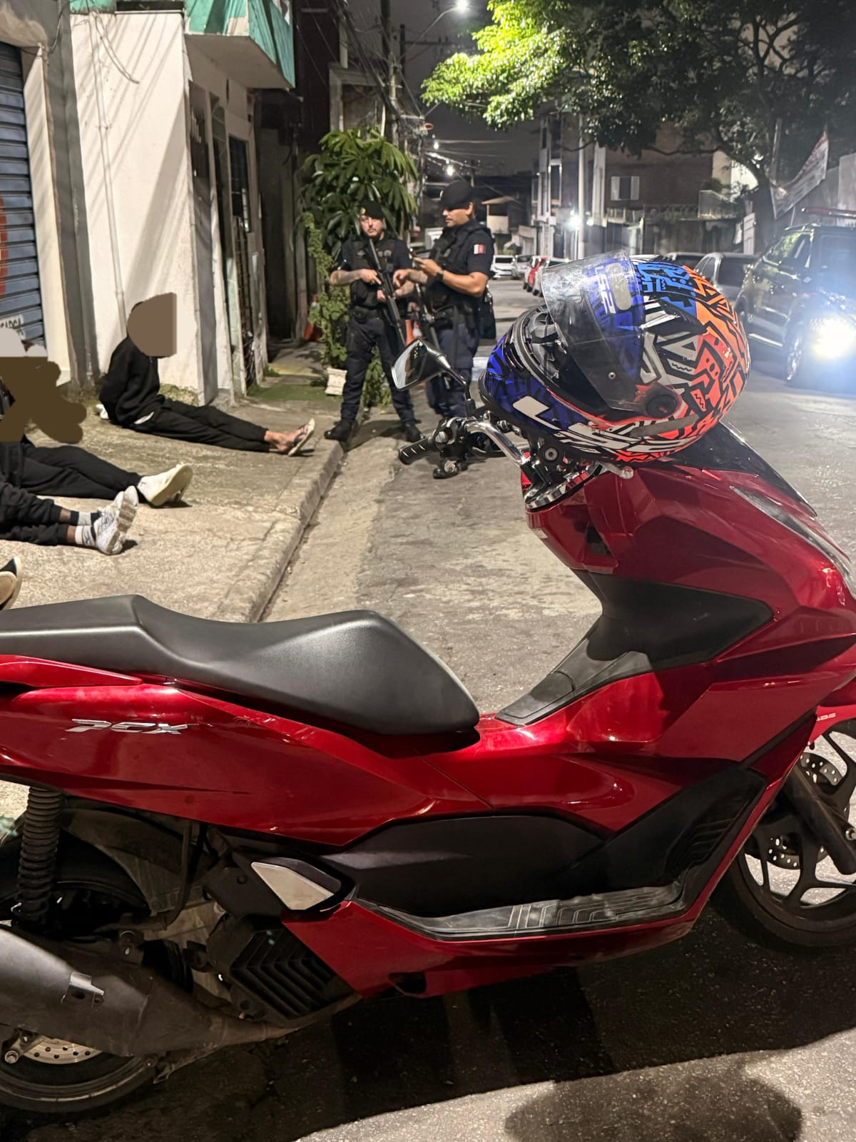 GCM de Taboão da Serra prende dupla, recupera moto roubada e apreende quatro armas de fogo