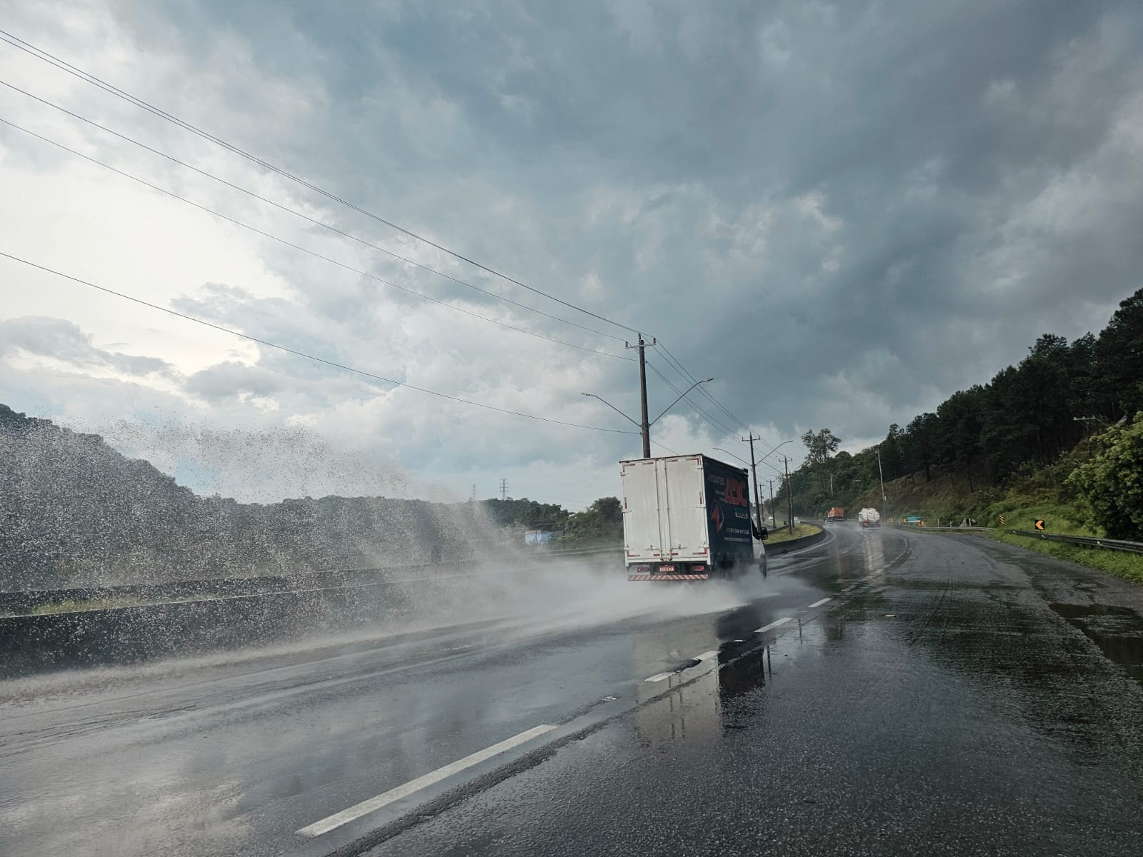 Frente fria provoca chuva forte nas cidades da região