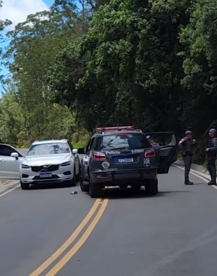 Troca de tiros no centro de Embu-Guaçu deixa um suspeito ferido