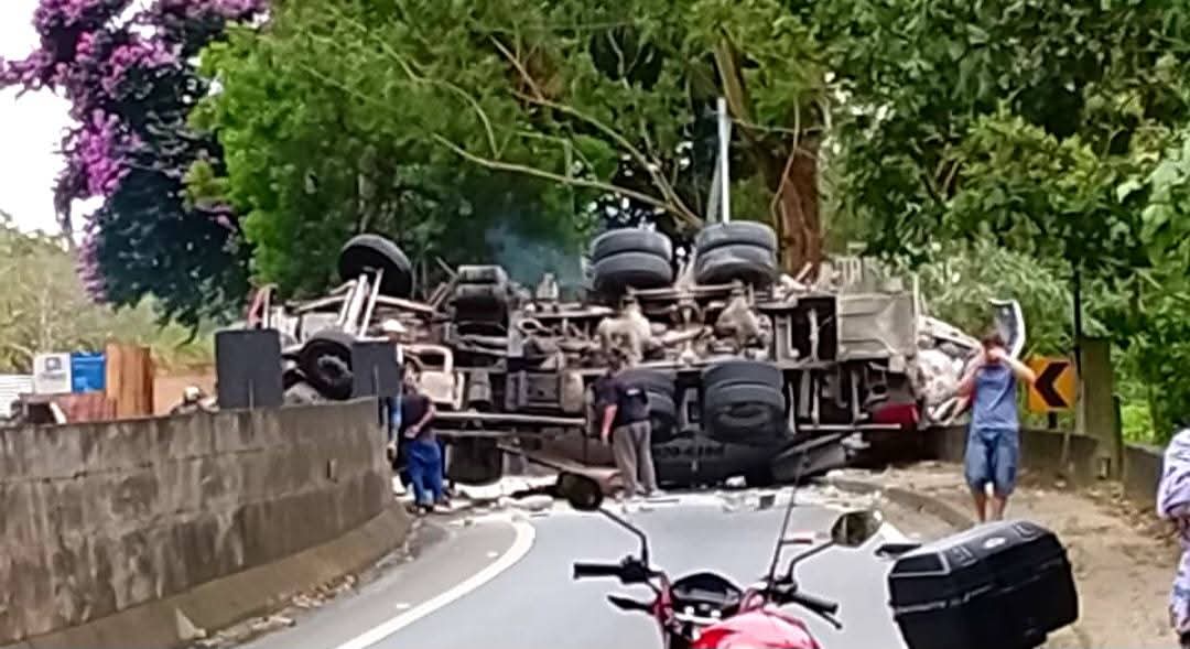 Atualização — Tragédia na Rodovia Prefeito Roger Domingues: quatro vítimas, duas em óbito e via segue interditada