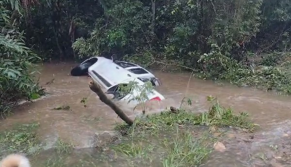 Chuva alaga bairros em Itapecerica e Embu-Guaçu; menino morre após enxurrada em Juquitiba