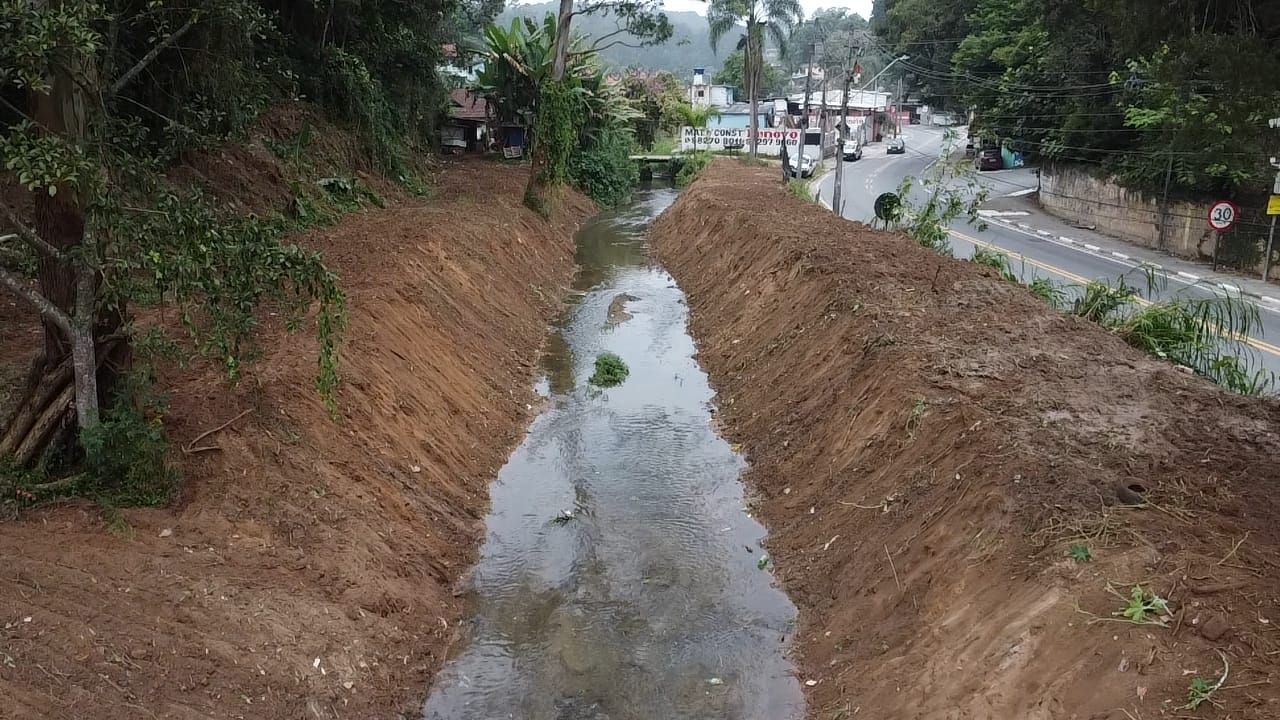 Defesa Civil supervisiona obras de desassoreamento em importante avenida de Itapecerica da Serra