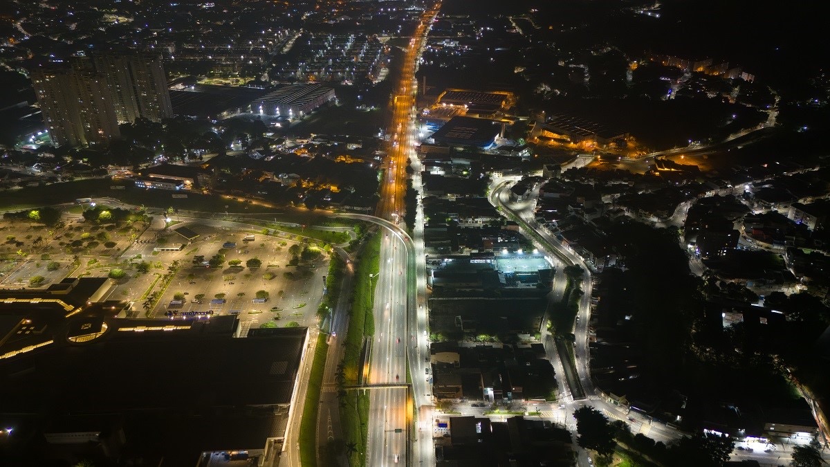 Avenida Aprígio Bezerra da Silva, antiga BR, recebe iluminação de LED