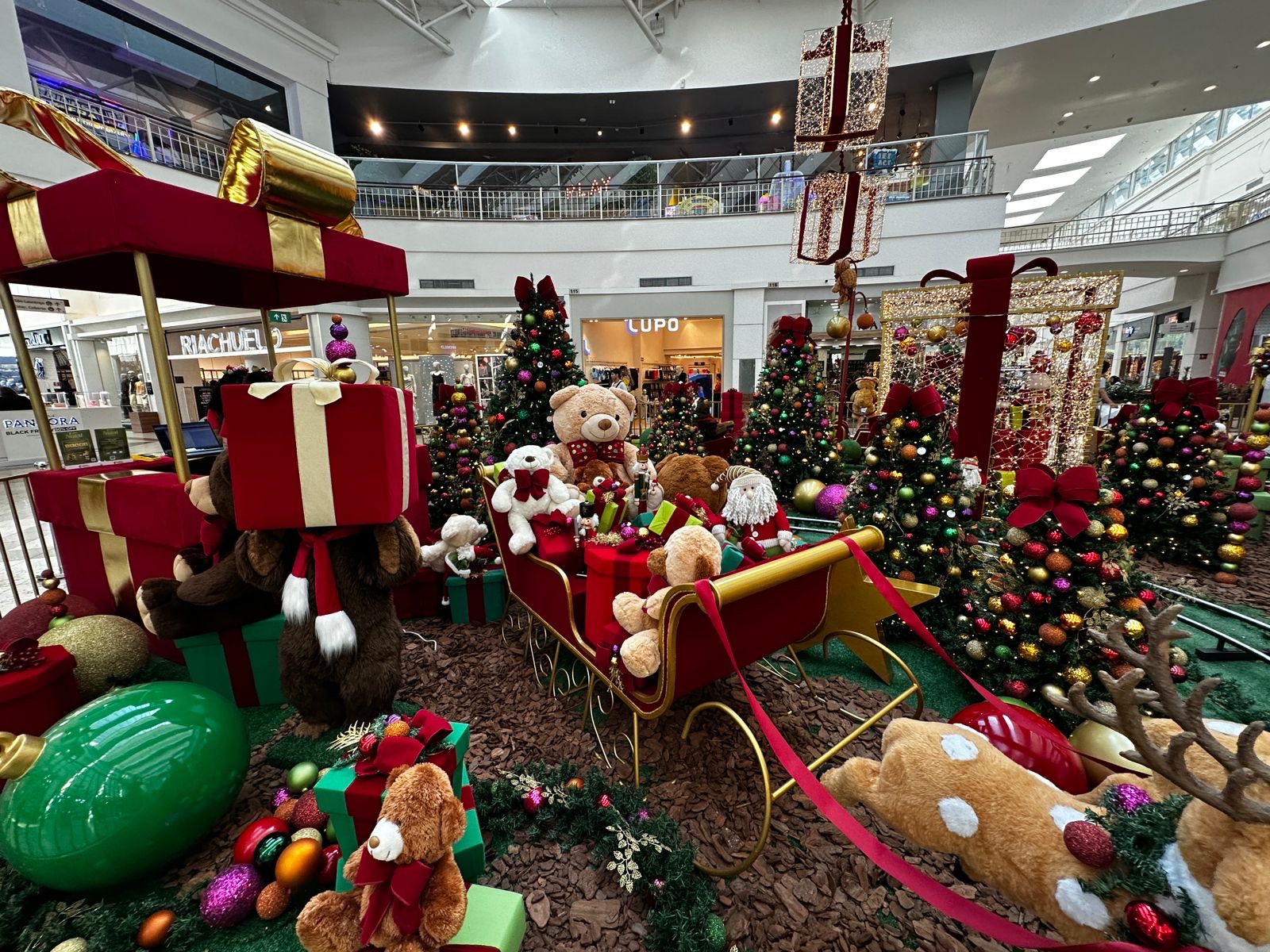 Shopping Taboão dá início a um Natal mágico com luzes, cores e experiências interativas