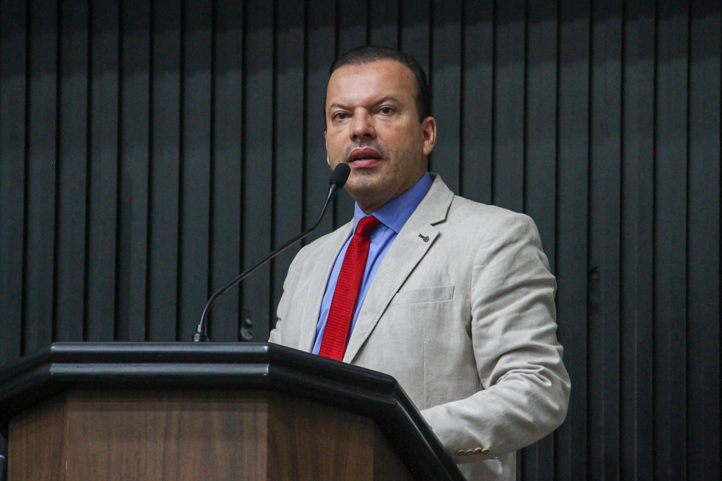 Câmara aprova projeto de Carlinhos do Leme que garante merenda escolar a professores e servidores