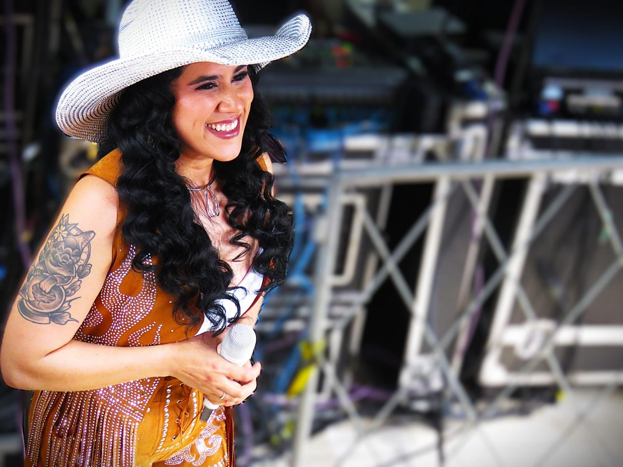 Cantora Deia Lucena se apresenta em formato acústico no Iguarias da Vila, em Taboão da Serra