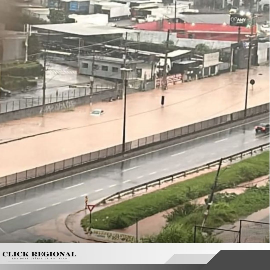 Chuva volumosa arrasta carro e faz avenidas e ruas de Itapecerica e Embu virarem rios