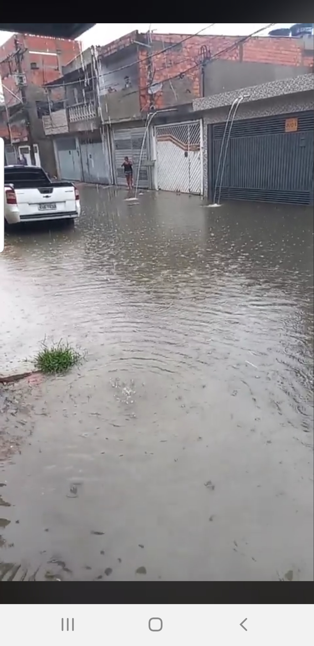 Ruas do Branca Flor em Itapecerica viram rio após tempestade