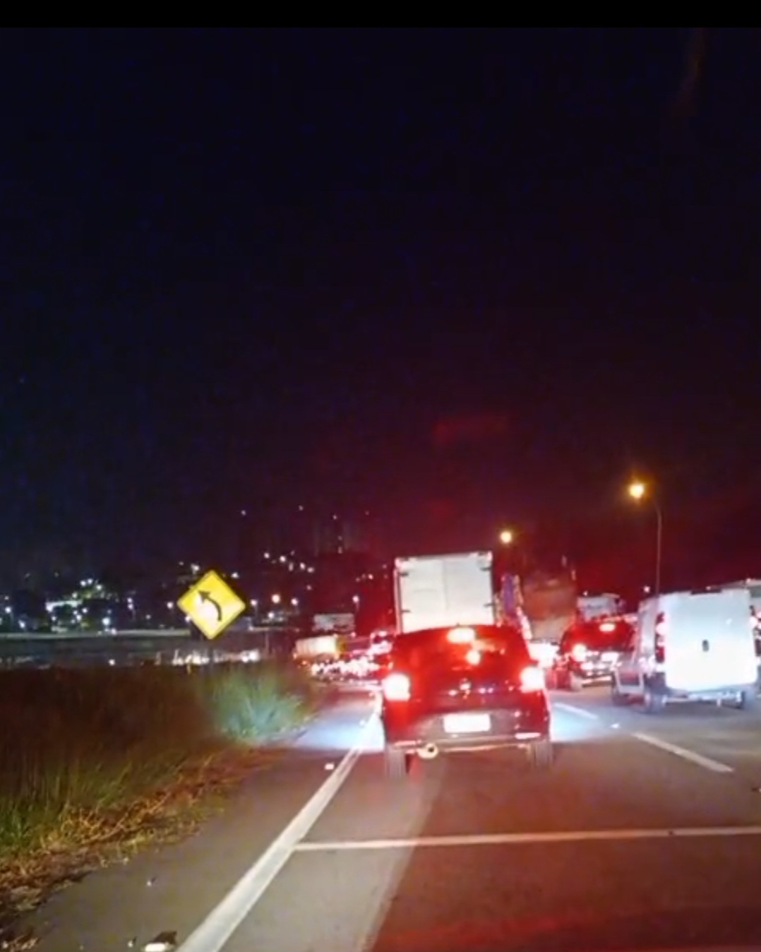 Acidente interdita faixas da Rodovia Régis Bittencourt em Embu das Artes e causa lentidão no sentido Curitiba