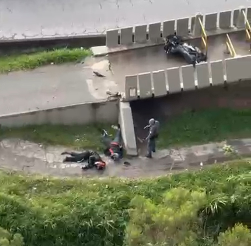 Suspeito morre e outro fica ferido após perseguição policial na passarela do Vista Alegre, Embu das Artes 