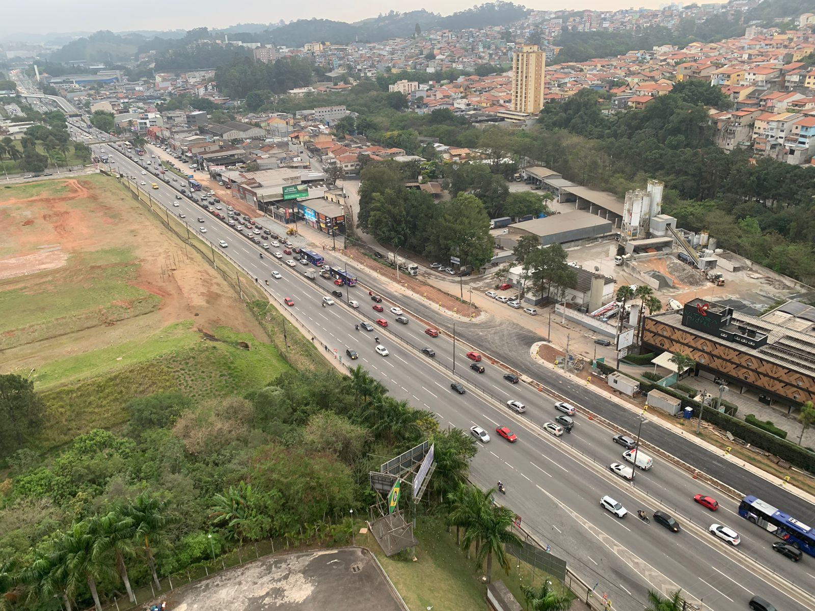 Avenida Aprígio, antiga BR-116, recebe semáforos, faixa de ônibus e alteração de velocidade