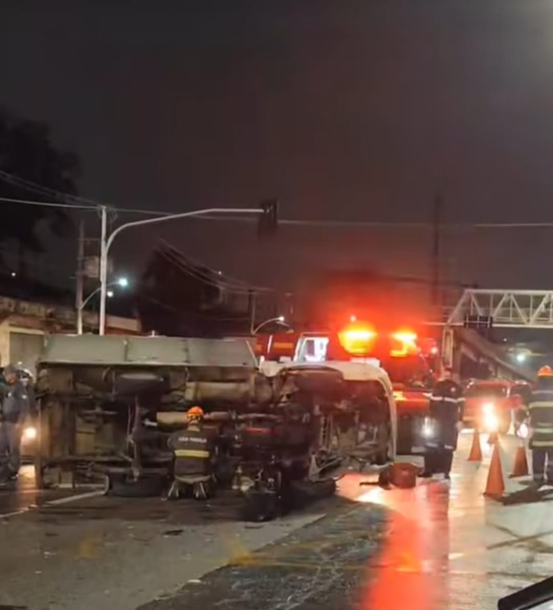 Grave acidente interdita trecho da antiga BR-116 em Taboão da Serra nesta sexta-feira (23)