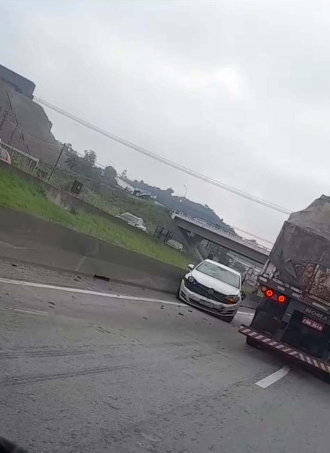 Três acidentes congestionam a Régis Bittencourt na manhã deste sábado, 31/5