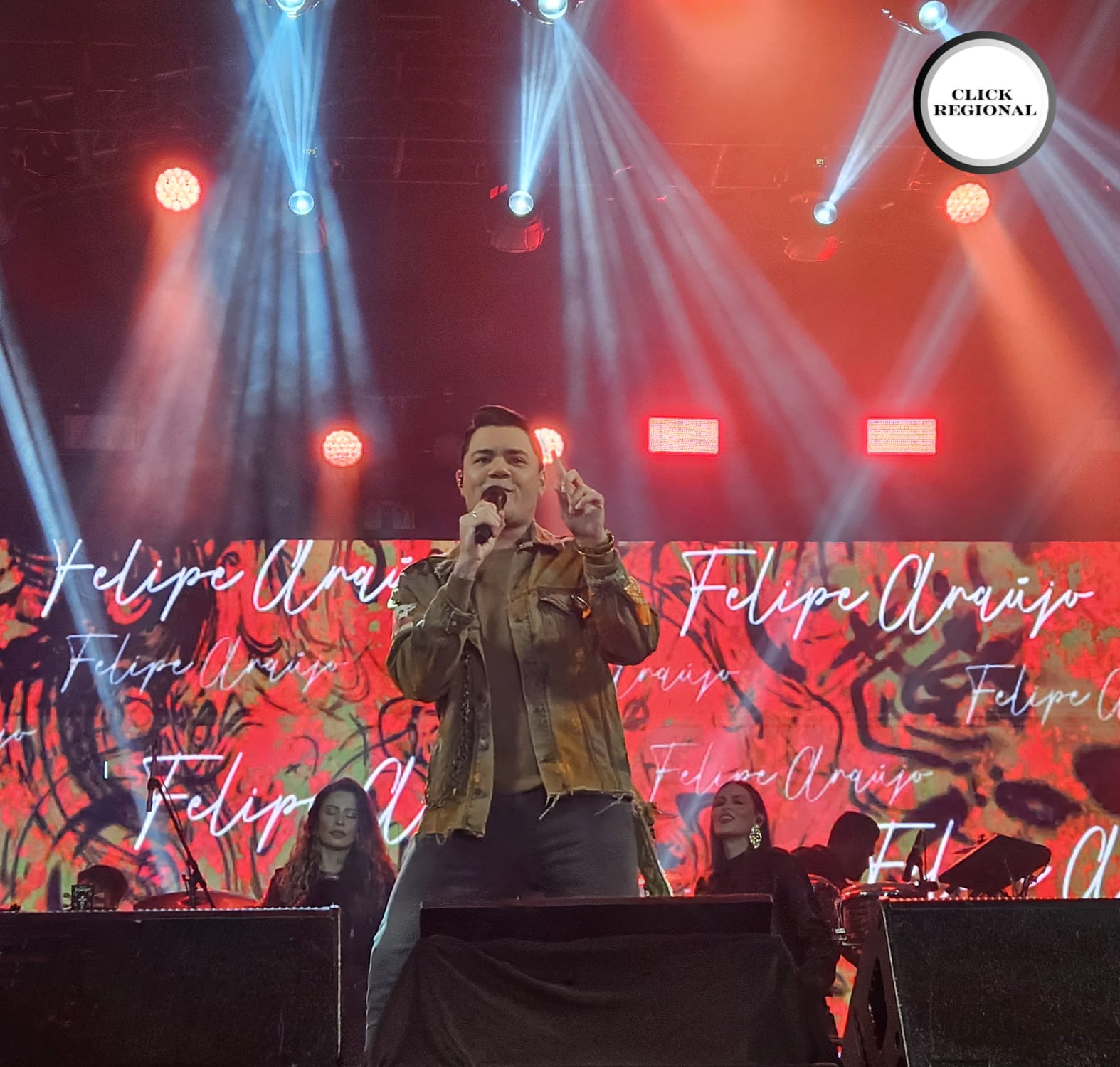 Com Arena lotada, Felipe Araújo encerra 2º fim de semana do Arraial com grandes sucessos