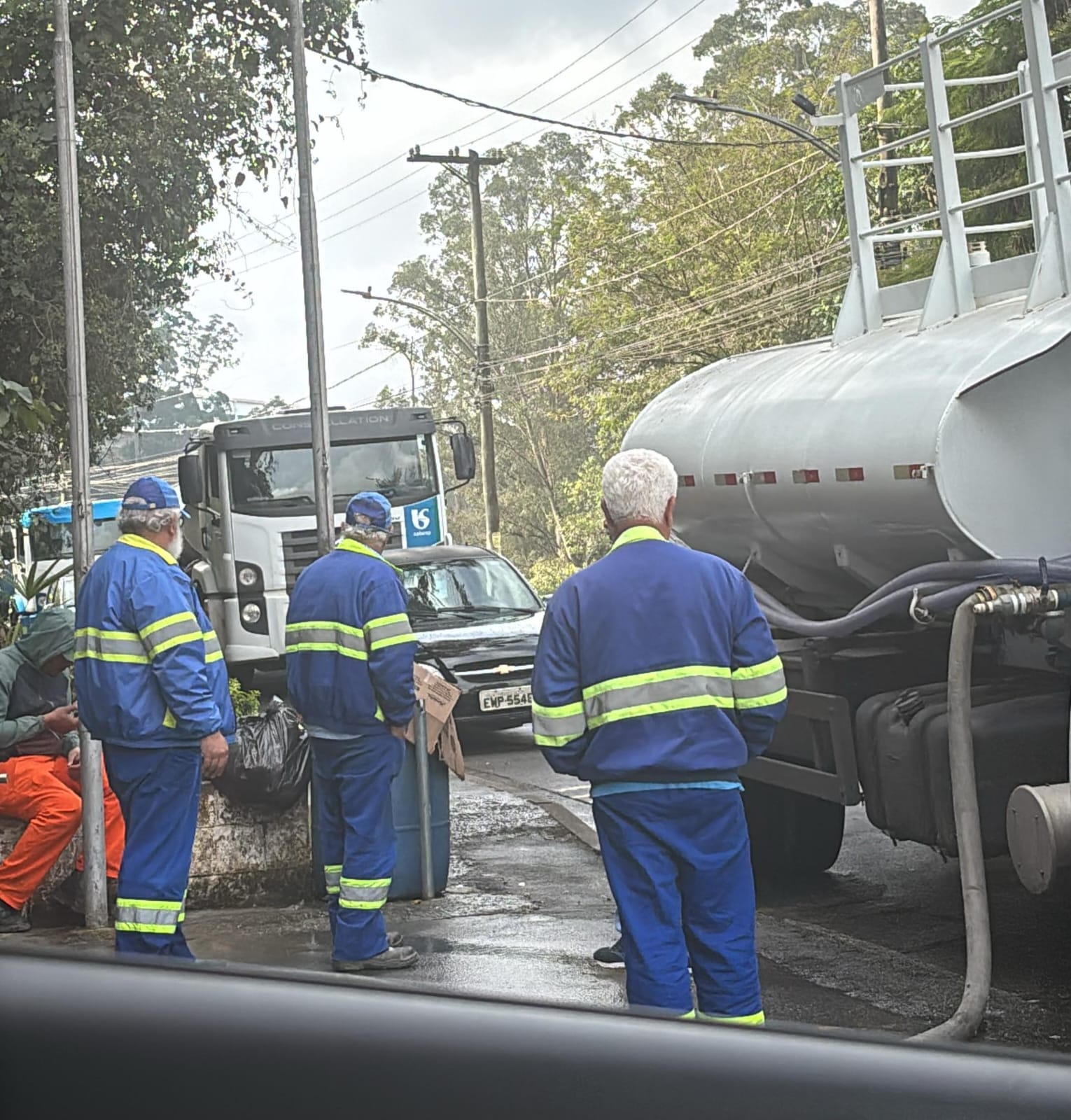 Moradores de Itapecerica da Serra vão entrar no 8º dia sem água; Sabesp adia normalização mais uma vez