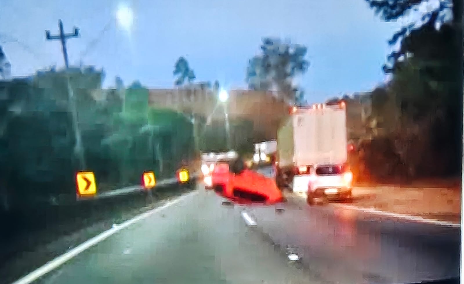 Acidente complica trânsito na Régis Bittencourt em Itapecerica da Serra