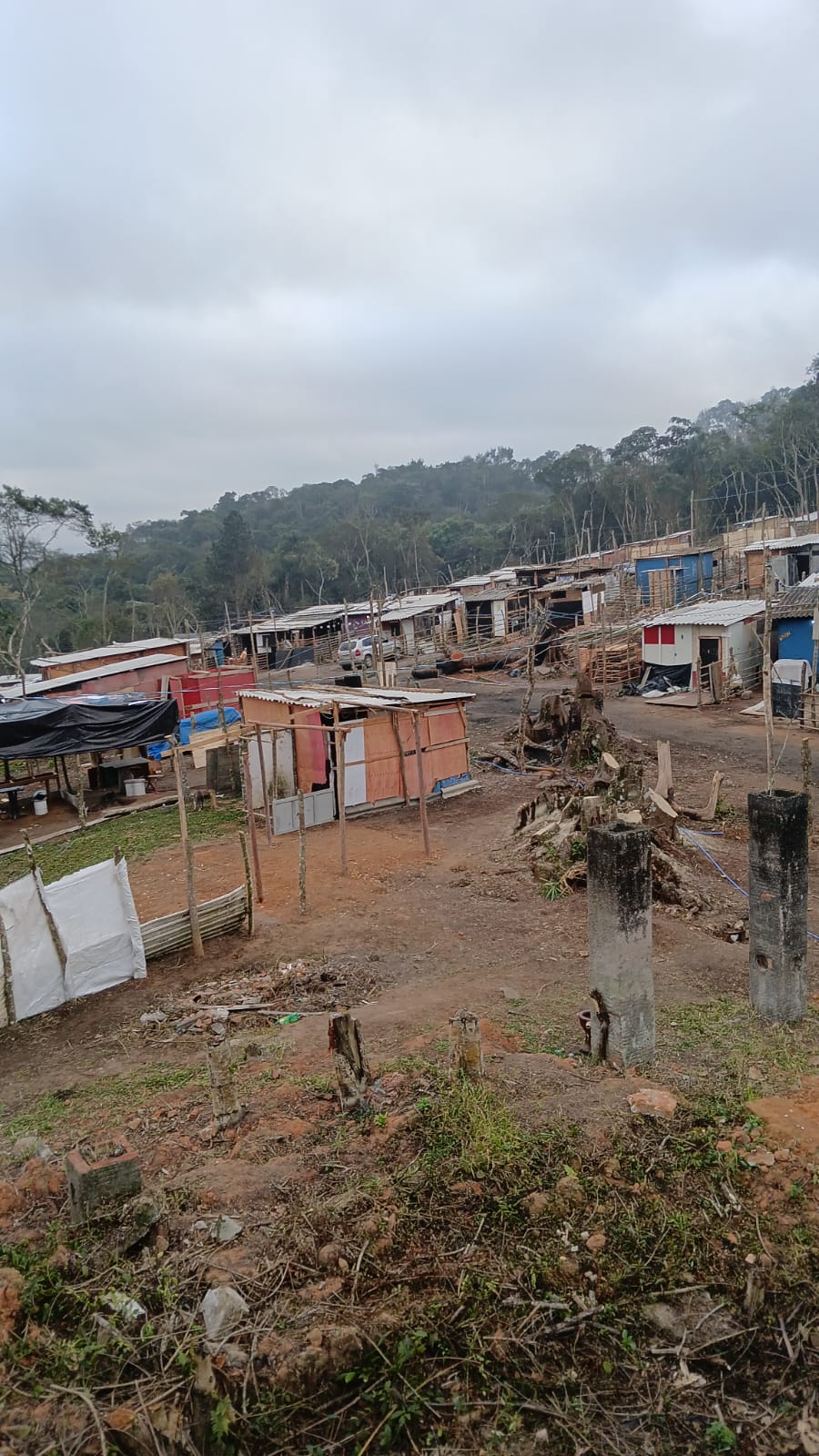 Operação retira famílias de ocupação irregular em área ambiental de Embu das Artes
