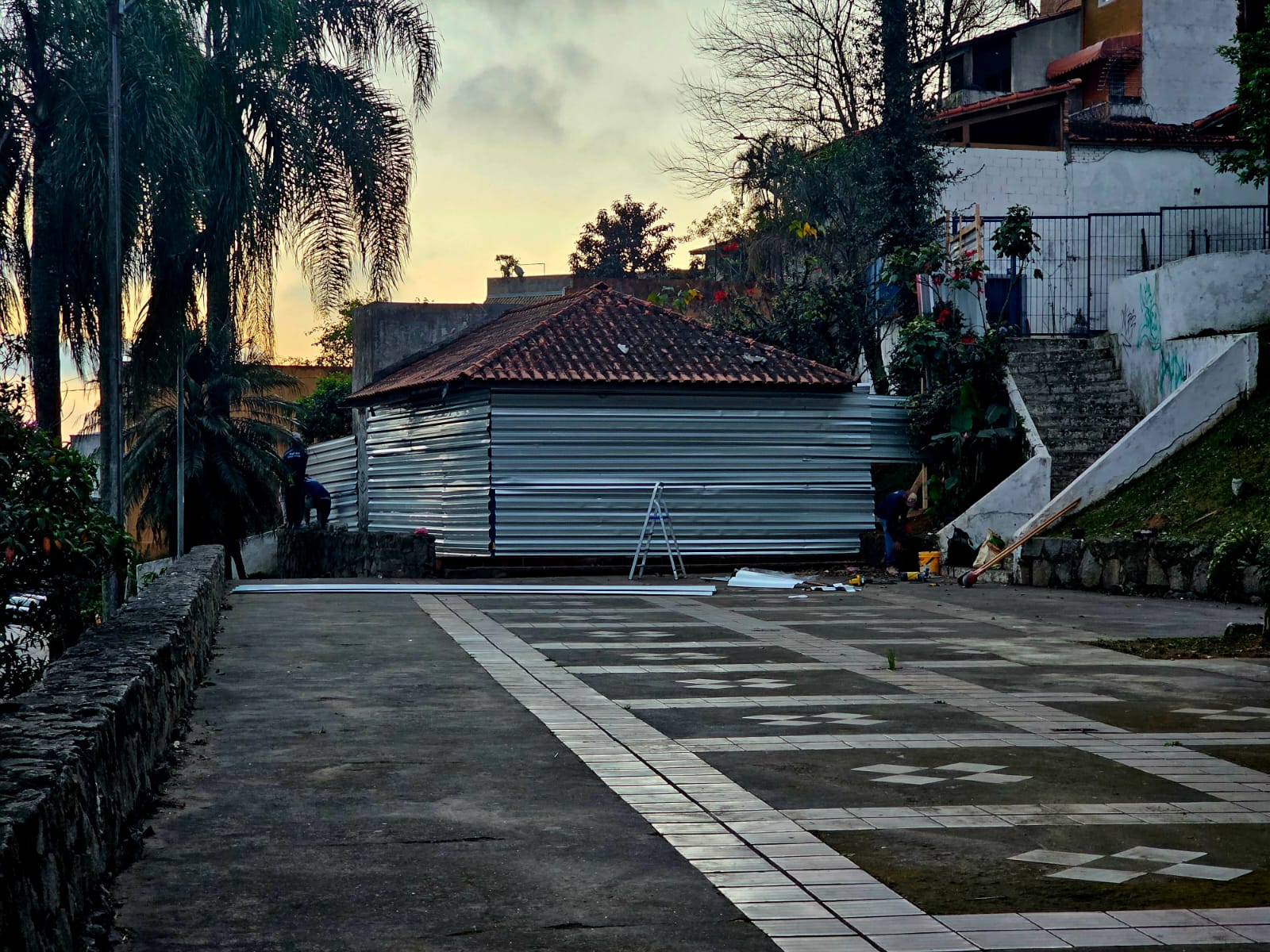 Prefeitura realiza ação de organização na Praça dos Namorados e GCM prende procurado