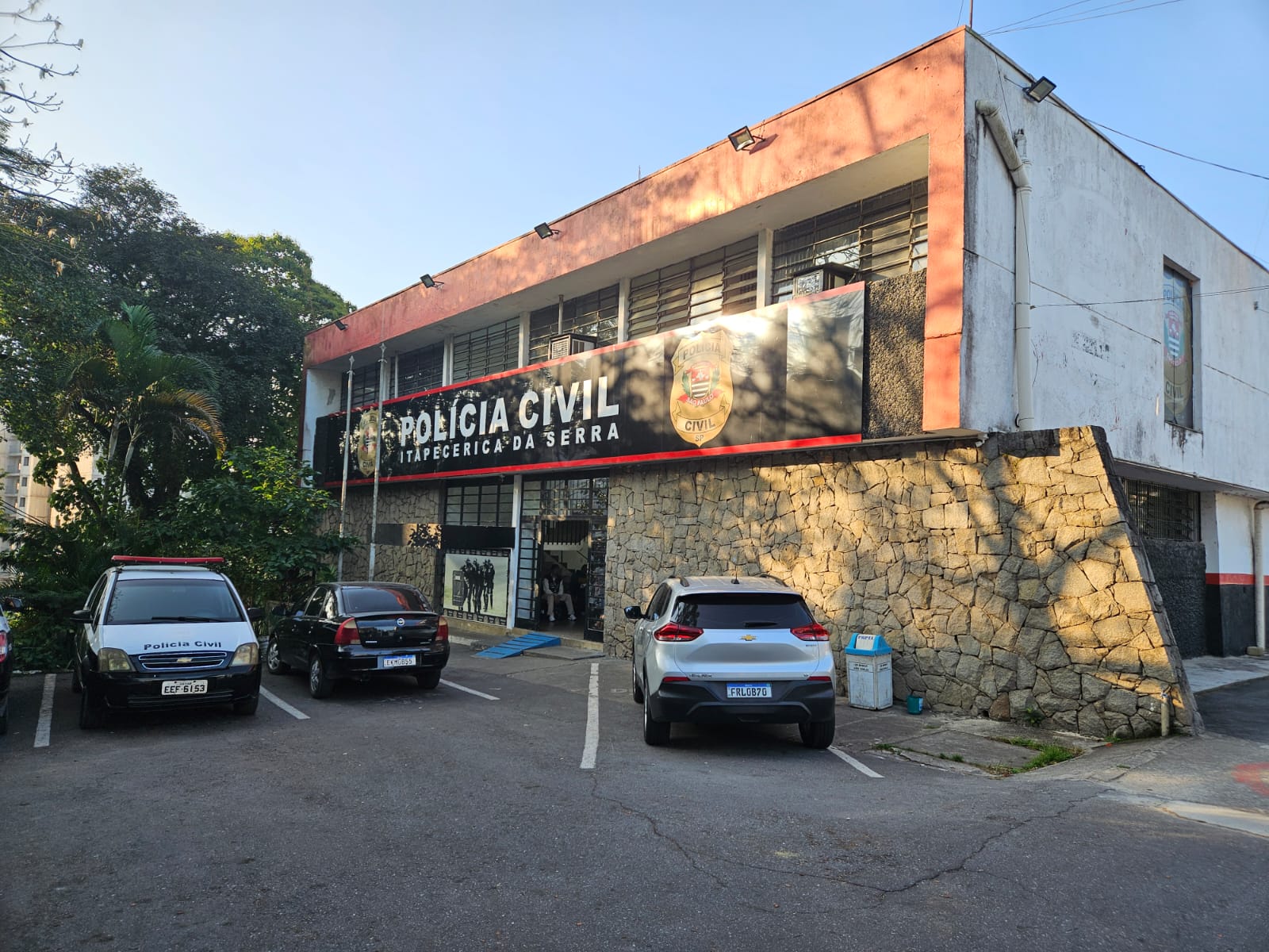 Polícia Civil de Itapecerica apura gim com suspeita de metanol; jovem está em estado grave