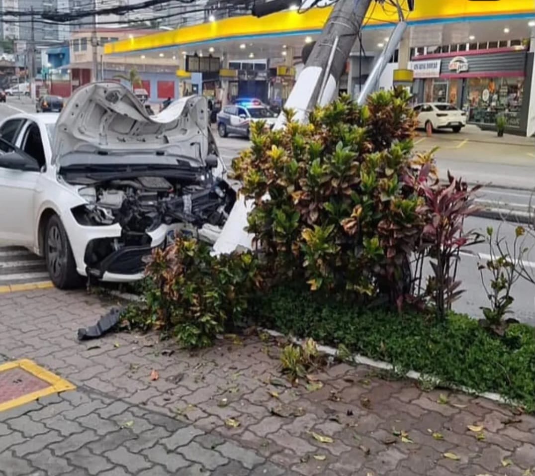 Acidente na Estrada do Campo Limpo interdita via nos dois sentidos após colisão com poste