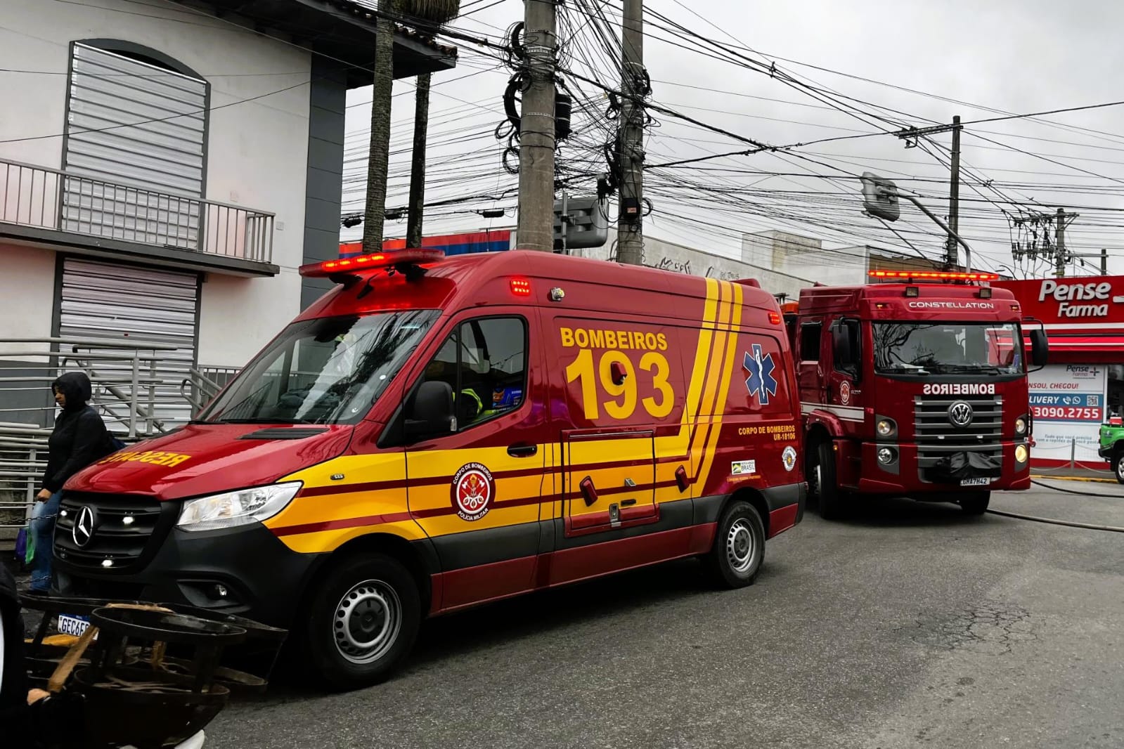 Bombeiros resgatam filhotes de cachorro que caíram em buraco de até 3 metros 