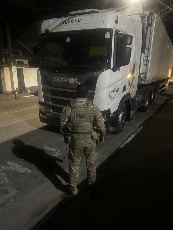 PRF resgata caminhoneiro mantido refém durante roubo na Régis Bittencourt, em Itapecerica da Serra