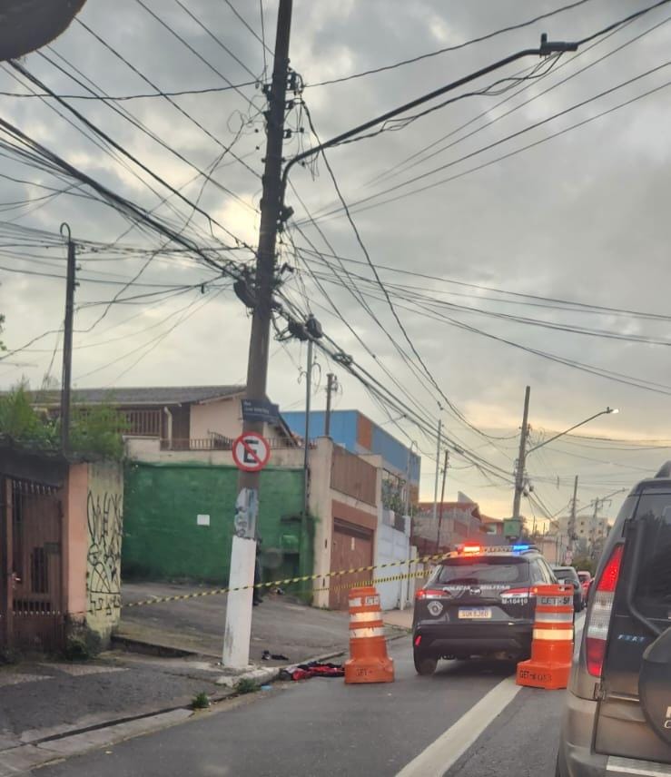 Tiroteio na Eliseu de Almeida deixa um morto e dois baleados; carro roubado usado pelos criminosos já foi retirado da via