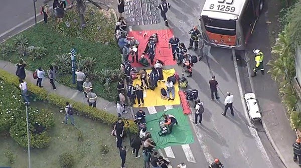 Ônibus perde o controle, atinge condomínio e acidente com 12 veículos deixa ao menos 13 feridos na Raposo Tavares